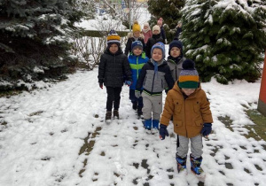 Dzieci z grupy Elfów spacerkiem do ogrodu przedszkolnego.