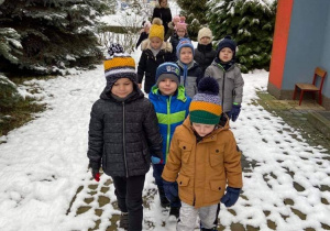 Dzieci z grupy Elfów spacerkiem do ogrodu przedszkolnego.