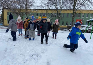 Grupa Elfów pierwszy raz widzi śnieg w ogrodzie przedszkolnym.