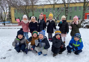 Dzieci z grupy Elfy lubią śnieg.