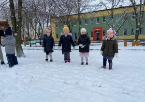 Zosia, Lena, Zuzia, Hania bawią się śniegiem.
