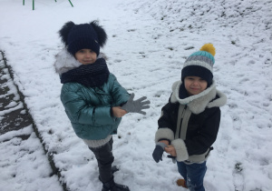 Julka i Marcel wydeptują ślady na śniegu.