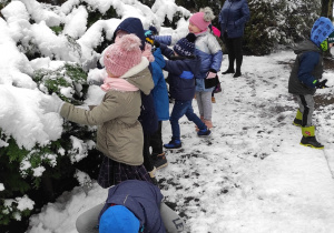 Dzieci sprawdzają pokrywę śnieżną.