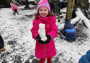 Zuzia K. pokazuje swoją kulę śniegową.
