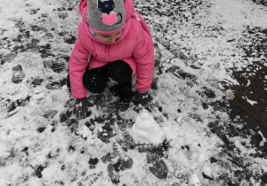 Natalka ulepiła kulę sniegową.