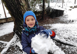 Igor K. pokazuje swoją kulę śniegową.