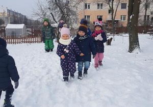 Hania K. ,Jacek, Kuba i Gabrysia zbiegają z górki.