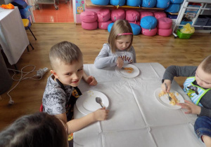 Filip, Marysia i Arthur- degustacja surówki z jabłka.