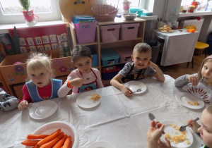 Klara, Marta, Filip i Marysia- degustacja surówki z jabłka.