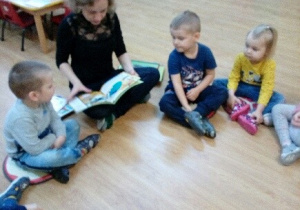 Dzieci w skupieniu słuchają baśni czytanej przez p.Magdę.