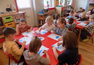 Lena, Hania, Zosia, Piotruś, Kornelia i Marysia malują zimowy pejzaż.