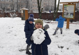 "Zimowe zabawy na śniegu"