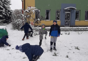 "Zimowe zabawy na śniegu"