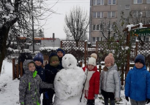 Bałwan ulepiony przez dzieci z grupy "Kreciki"