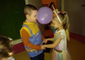 Julka i Szymon w "tańcu z balonem"