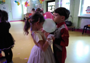 Marysia i Nikodem tańczą z balonikiem