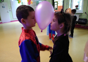 Martynka i Kuba w konkursie "taniec z balonem"