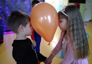 Lena i Adaś w "tańcu z balonem"