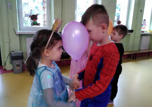Gabrysia i Bartek tańczą z balonem