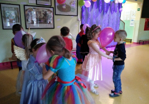 Hanie, Małgosia i Maks podczas konkursu "taniec z balonem"