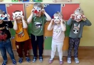 Dzieci prezentują swoje maski.
