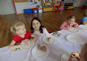 Klara, Marta i Asia smakują pączki.