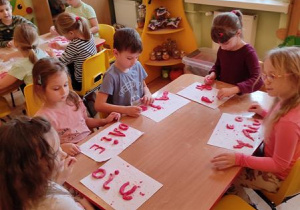 Dzieci lepią samogłoski.