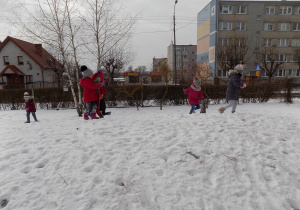 Zabawy na śniegu.