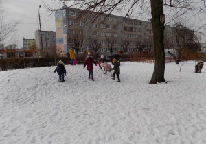 Zabawy na śniegu.