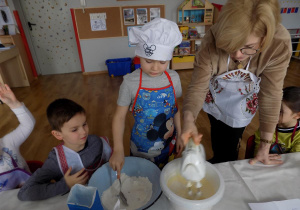 Następnie Hubercik dodaje mąkę.