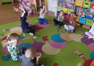 Dzieci wyklaskują rytm do utworu