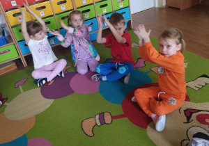 Dzieci wyklaskują rytm do utworu