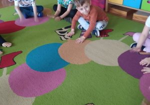 Dzieci wyklaskują rytm do utworu