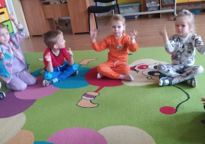 Dzieci wyklaskują rytm do utworu