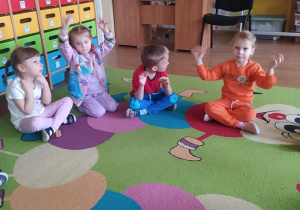 Dzieci wyklaskują rytm do utworu