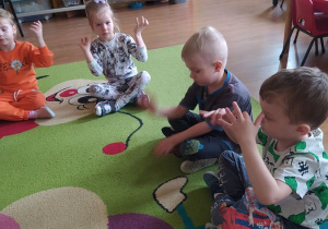 Dzieci wyklaskują rytm do utworu
