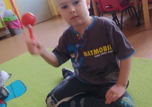 Dzieci tworzą muzykę za pomocą instrumentów - tamburyna i marakasów