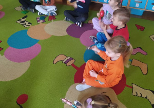 Dzieci tworzą muzykę za pomocą instrumentów - tamburyna i marakasów