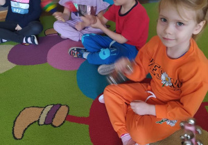 Dzieci tworzą muzykę za pomocą instrumentów - tamburyna i marakasów
