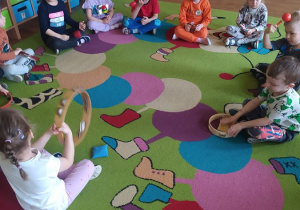 Dzieci tworzą muzykę za pomocą instrumentów - tamburyna i marakasów